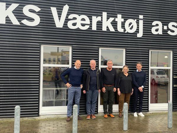 Fra venstre ses her KJV-direktør Kristian Løftgaard, KS Værkktøjs direktør Bjarne Hansen og medindehaverne Søren Sloth Jensen, Birthe Sørensen flankeret af KJV-direktør Henrik Løftgaard. (Foto: KJV)