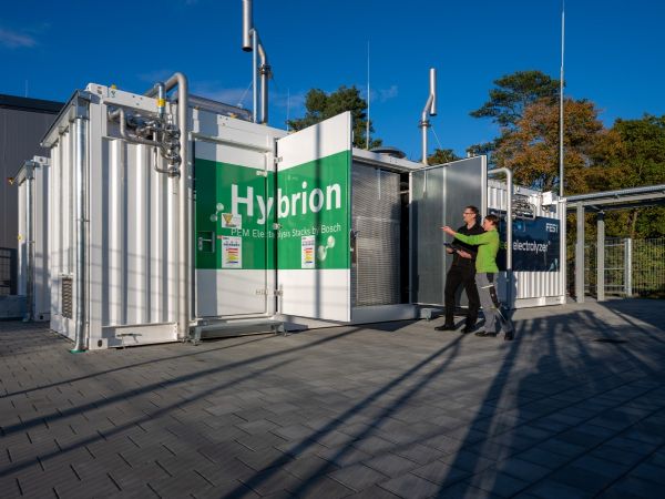 Ved Bosch-produktionen i Bamberg tager producenten nu sine egne Hybrion PEM-elektrolysestakke i brug til miljøneutral energiforysning.