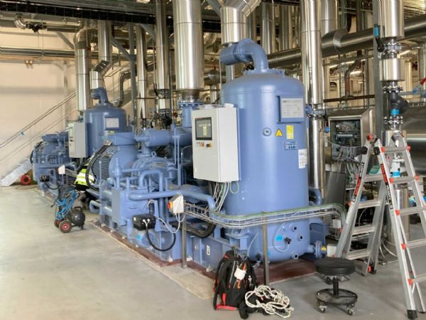 Multi Køl & Energi har valgt en PLC, lavet af Init, i det cirka. 9,4 MegaWatt-varmepumpeanlæg, som firmaet aktuelt installerer ved et stort mejeri i Vestjylland.