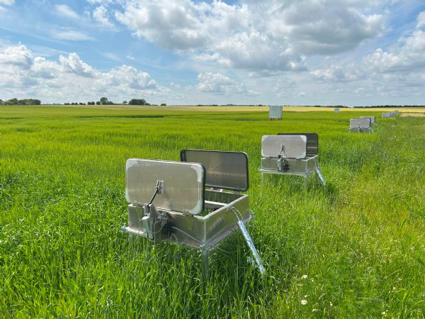 Automatiske kamre måler kuldioxid, lattergas og metan med ganske korte intervaller – en State-of-the-Art-metode, som nu bliver tilgængelig for virksomheder, forskningsinstitutioner og universiteter, der undersøger klimavenlige tiltag i dansk landbrug. (Foto: Teknologisk Institut)