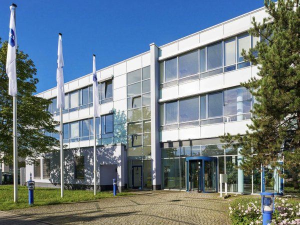 følge Zeiss Meditec fortsatte salget af udstyr med at komme sig, og salget af eksempelvis intraokulære linser, især premium-linser, fortsatte med at vokse.