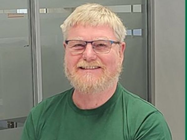 Johnny Stoltenberg Kressner, der er elektriker af uddannelse, har de seneste år været en del af Kemp & Lauritzens Backoffice, hvor han laver lønregnskaber og koordinerer opgaver til montørerne.