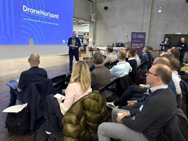 SDU lagde faciliteter til Odense Robotics og DI Transports første møde i DroneHorisont, som er et forum, der skal skabe et fælles samlingspunkt for branchen. De mere end 100 deltagere repræsenterede industri, operatører og myndigheder.