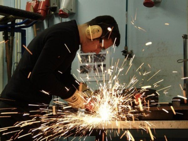 Moderne smede skal både kunne svejse selv og betjene avancerede CNC-maskiner. Det gavner effektiviteten og reducerer materialespildet.